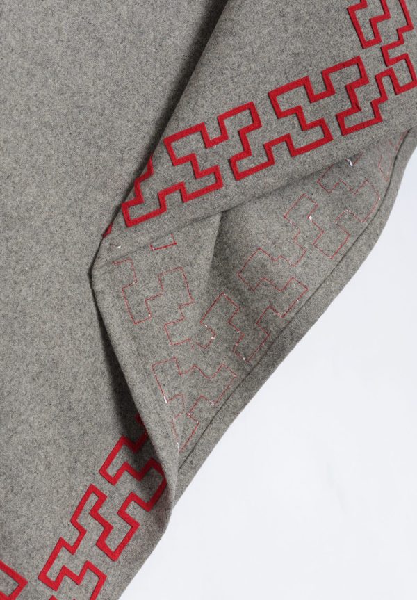Carla Fernandez Poncho Critóbal Gris Calado Roja, view 2